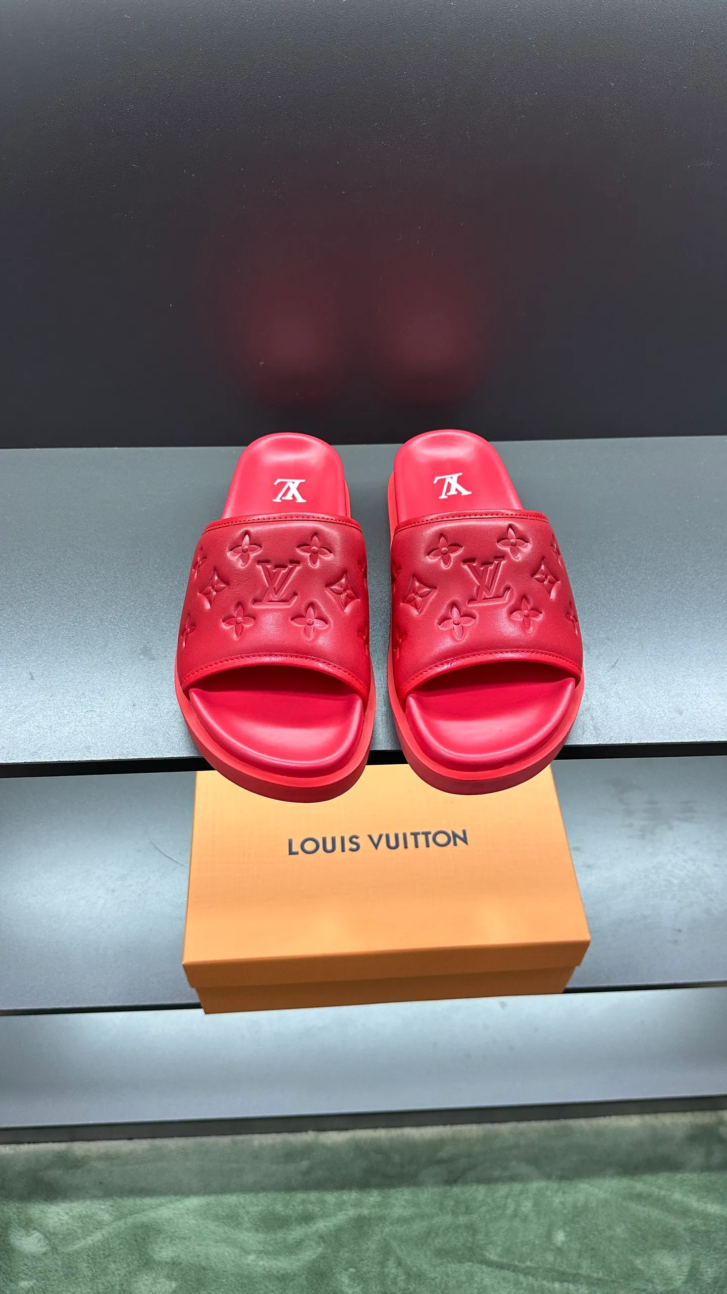[L Home] P: 300💰Size: 38-45 Top purchasing lv men's summer slippers, classic presbyopia with soft real leather lining, unique color splicing effect, distinctive personality, fashionable and trendy essential style, light and comfortable. Lightweight and tough rubber insole, micro ridged foam outsole, super comfortable!